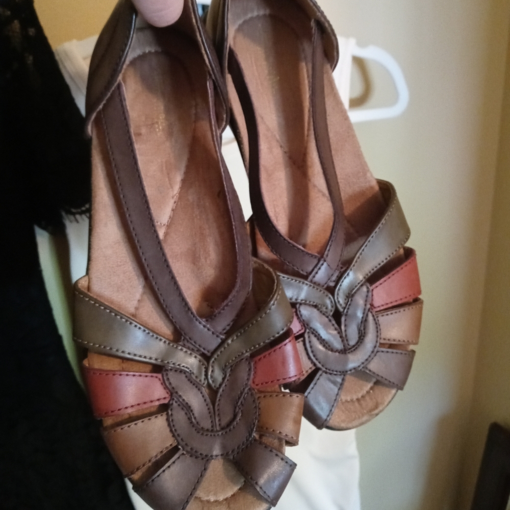 Women's 8.5W Thom McAn Sandals